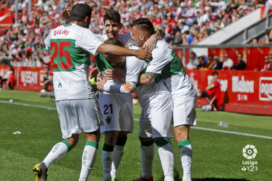 Los jugadores del Elche celebran un gol en El Molinón / LFP